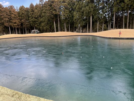 冬ゴルフは池も凍る 1 IMG 2824